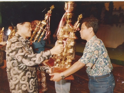 Penyerahan Piala oleh Bapak Harmoko